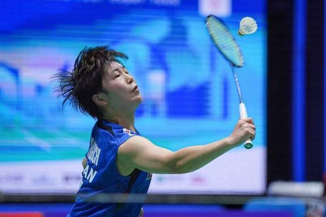 他冷静地用 他冷静地用